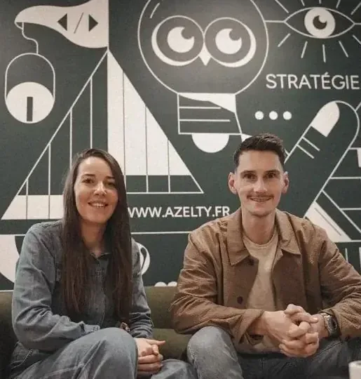Antoine et Élodie, fondateurs de l’agence, devant la fresque Azelty