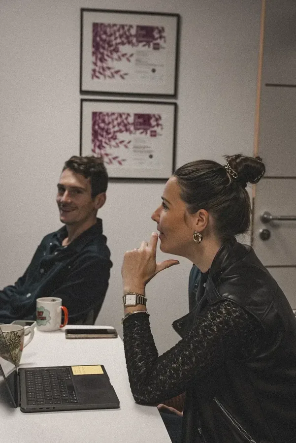 Atelier de travail avec un client dans les bureaux Azelty