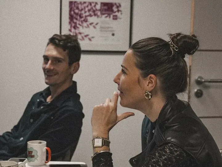 Atelier de travail avec un client dans les bureaux Azelty