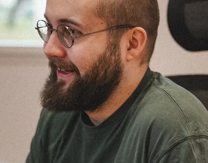 Un développeur de l’équipe concentré