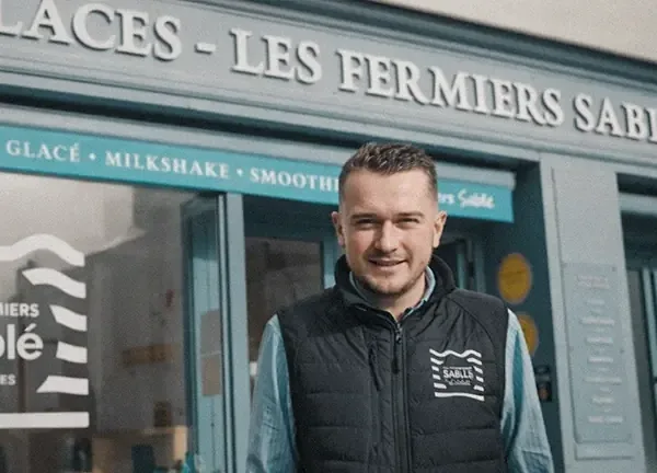 Dylan Sablé devant la boutique Les Fermiers Sablé