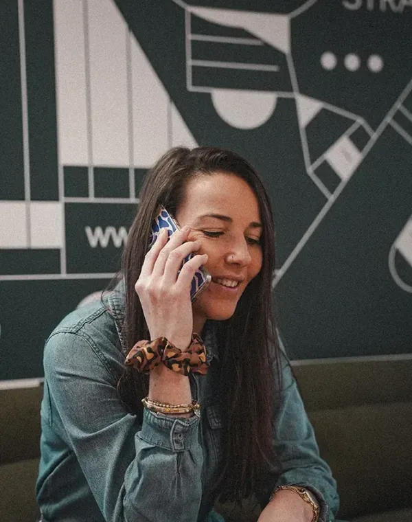 Élodie au téléphone avec un client