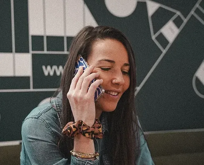 Élodie au téléphone avec un client