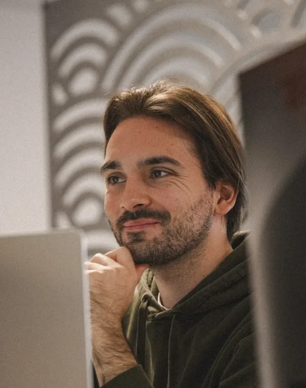Erwan, designer UX/UI, concentré sur une maquette