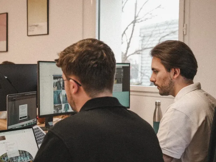 Thomas et Erwan travaillent sur les maquettes d’un site