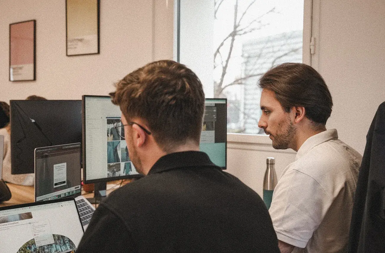 Thomas et Erwan travaillent sur les maquettes d’un site