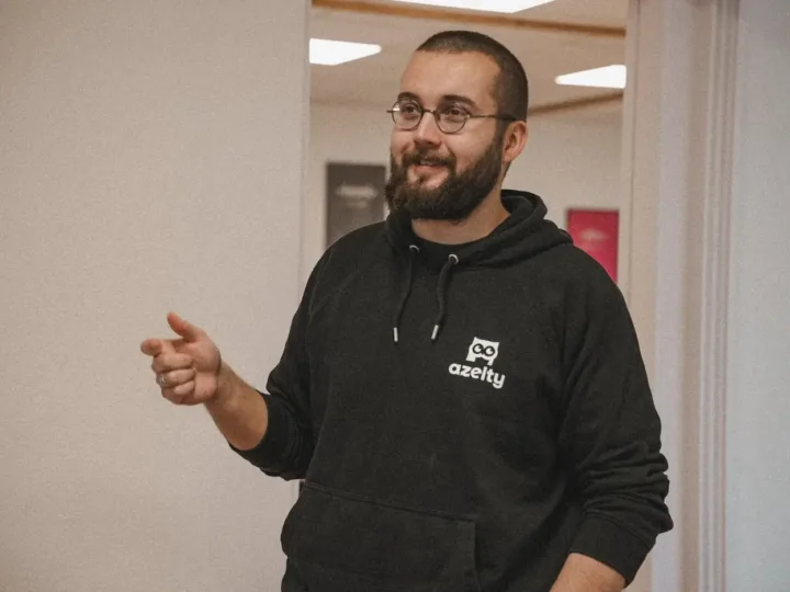 Romain présente une campagne à l’agence
