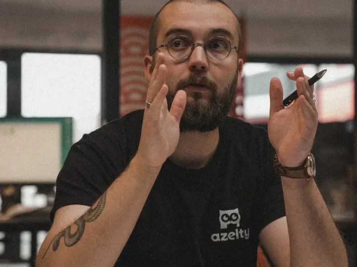 Romain explique un projet