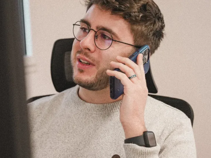 Thomas au téléphone avec un client